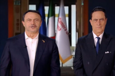 Crozza si trasforma in Salvini e Vannacci nella nuova puntata di FRATELLI DI CROZZA: ‘Orgogliosi delle testate su gomma piuma che hanno ispirato i nostri libri!’