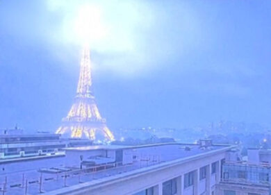 Torre Eiffel colpita da un fulmine a Parigi durante il temporale. Il video della scarica elettrica