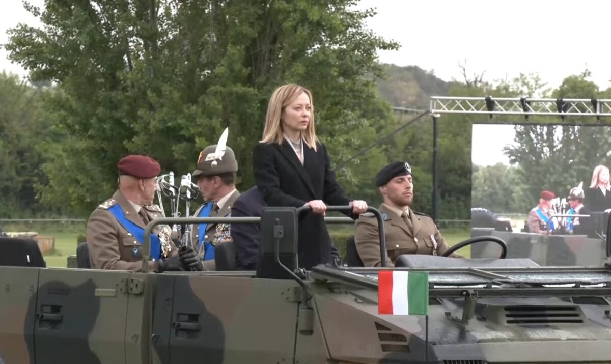 Difesa, Meloni sfila con l’Esercito. Mattarella: “La guerra minaccia l’Europa” Difesa, Meloni sfila con l’Esercito. Mattarella: “La guerra minaccia l’Europa”