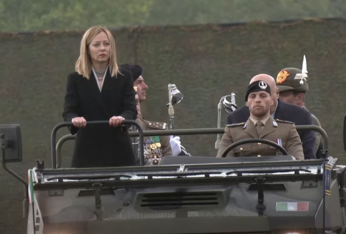 Difesa, Meloni sfila con l’Esercito. Mattarella: “La guerra minaccia l’Europa” Difesa, Meloni sfila con l’Esercito. Mattarella: “La guerra minaccia l’Europa”