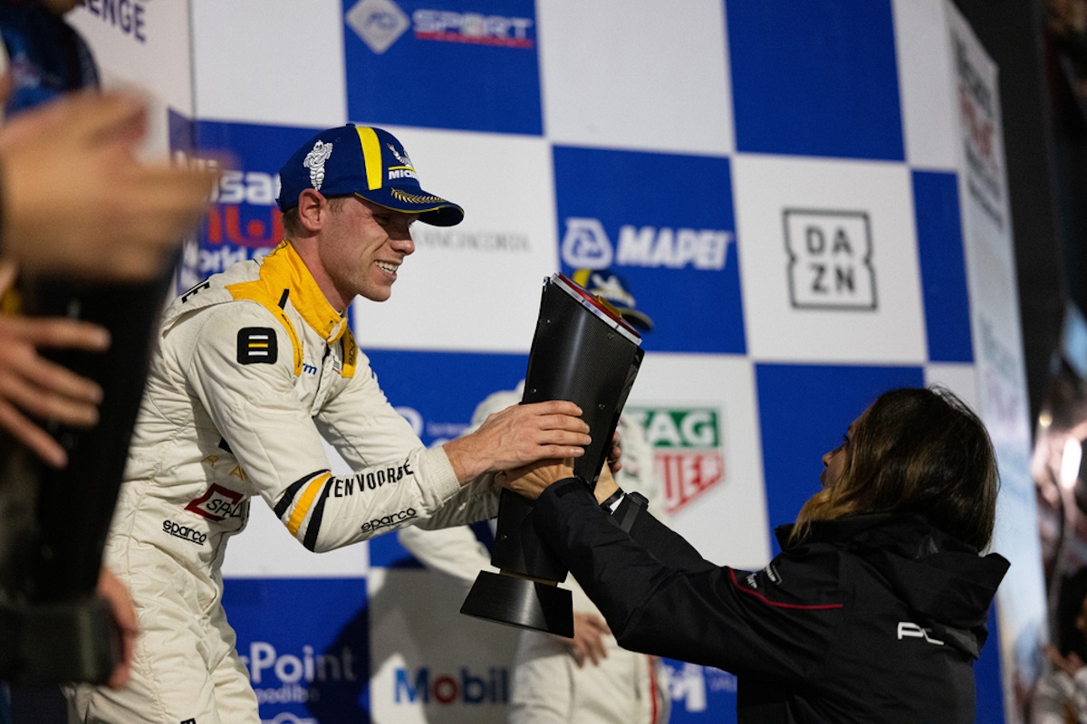 Carrera Cup Italia 2024, Larry Ten Voorde domina la notte di Misano Carrera Cup Italia 2024, Larry Ten Voorde domina la notte di Misano