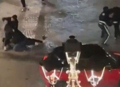 Napoli, violenta rissa in piazza Vanvitelli: colpi di sedie e caschi