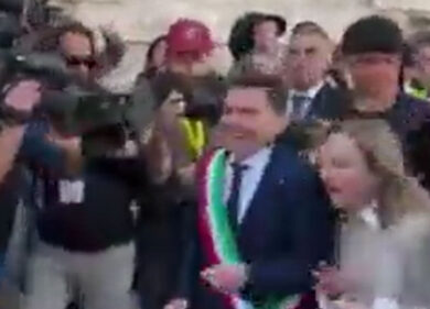 Meloni corre insieme ai Bersaglieri al raduno di Ascoli Piceno