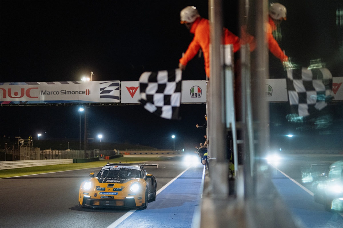 Carrera Cup Italia 2024, Larry Ten Voorde domina la notte di Misano Carrera Cup Italia 2024, Larry Ten Voorde domina la notte di Misano
