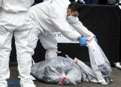 Bergamo, trovato cadavere incastrato nel cassonetto per la raccolta abiti