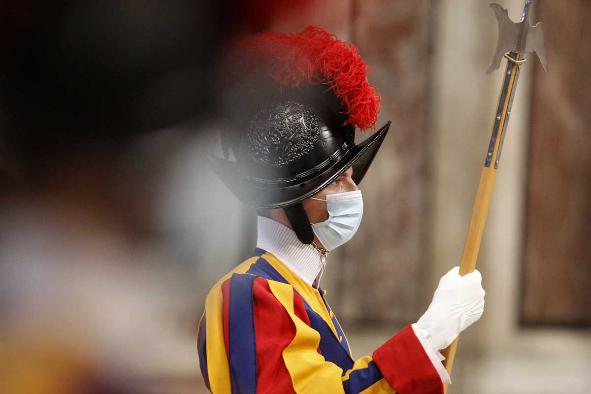 Le Guardie Svizzere escono dal Vaticano alla scoperta di Roma: ordine del Papa Le Guardie Svizzere escono dal Vaticano alla scoperta di Roma: ordine del Papa