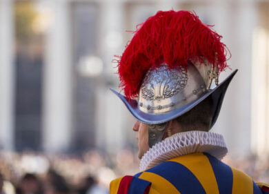 Le Guardie Svizzere escono dal Vaticano alla scoperta di Roma: ordine del Papa