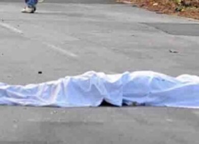 Torre Maura, incidente pauroso all’alba. Auto contro un semaforo: un morto