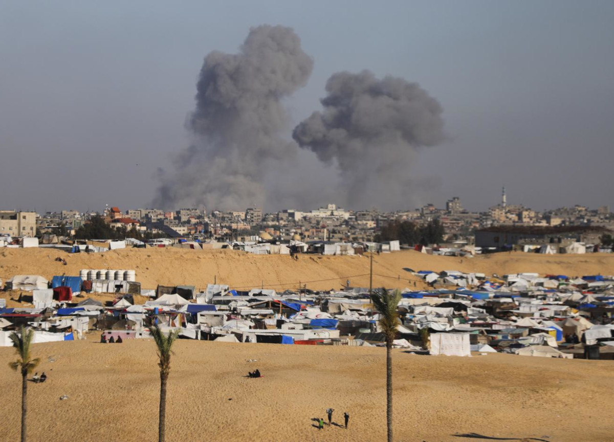 Israele bombarda Rafah, attacchi aerei: strage di civili. La tregua è lontana Israele bombarda Rafah, attacchi aerei: strage di civili. La tregua è lontana
