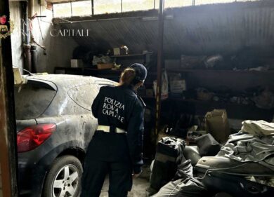 Tor Bella Monaca, blitz interforze nei box auto: ai raggi X anche le cantine
