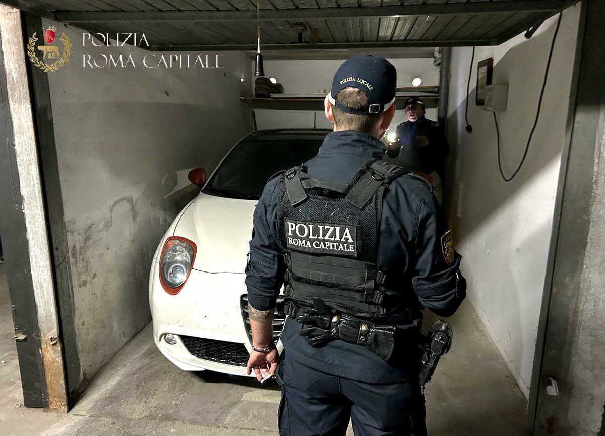 Tor Bella Monaca, blitz interforze nei box auto: ai raggi X anche le cantine