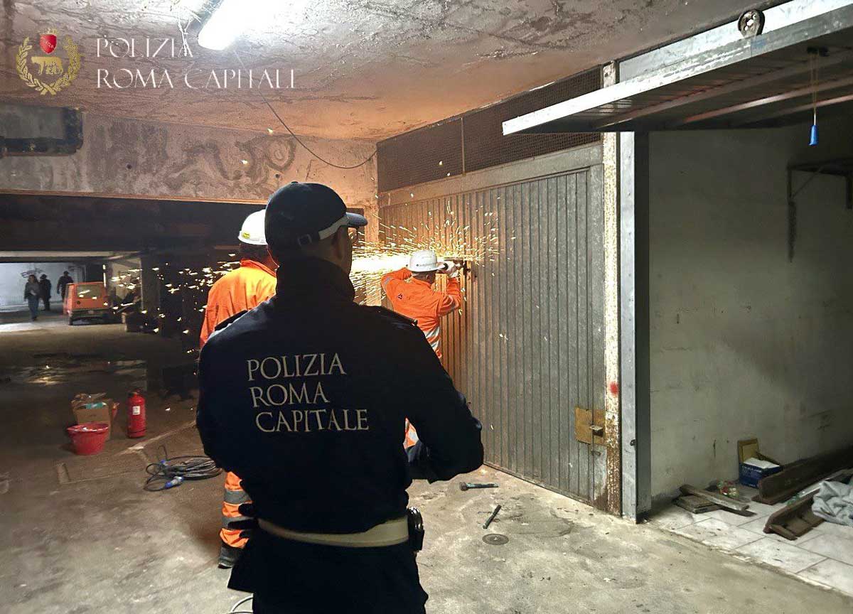 Tor Bella Monaca, blitz interforze nei box auto: ai raggi X anche le cantine