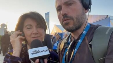 Eugenia Roccella canta “Almeno tu” di Mia Martini e spiazza il pubblico