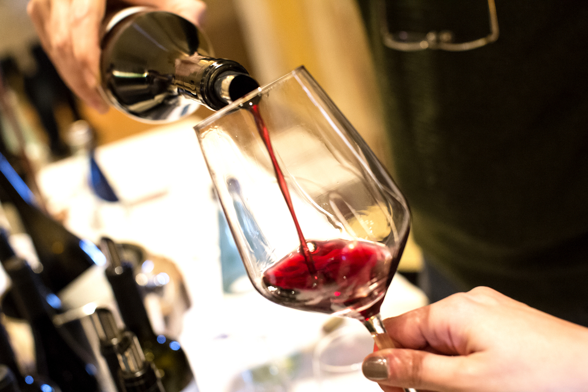 Il vino all’asta per beneficienza assieme alla maglia del derby di Bove