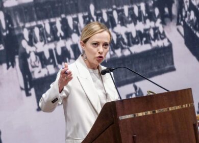 Meloni avanti sul premierato: “Un rischio che va colto”. Schlein frena