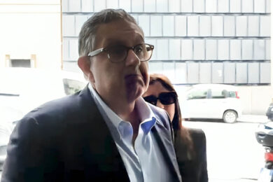 Toti cupo in volto mentre viene accompagnato a casa dalla Guardia di Finanza