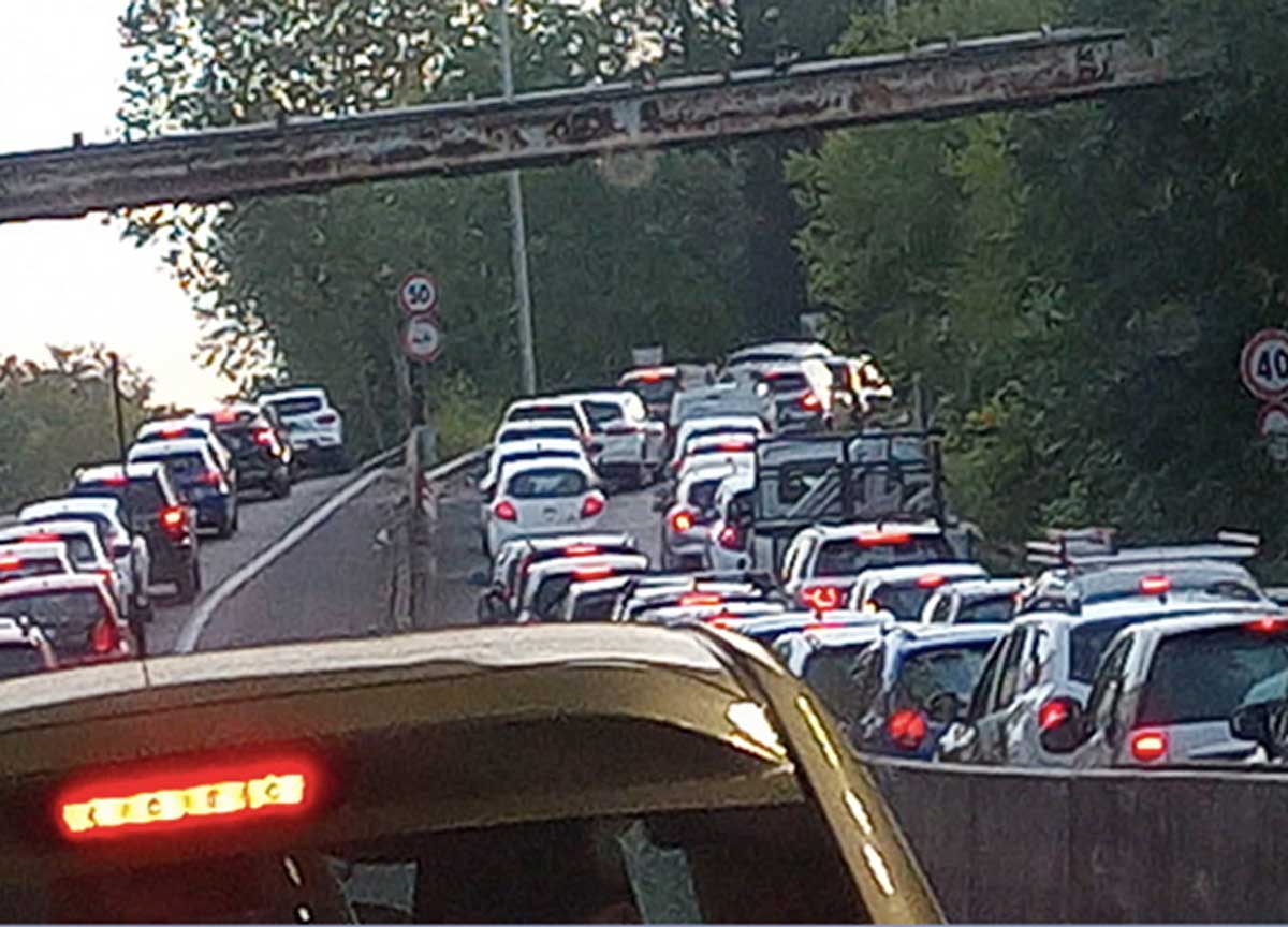 Travolto e ucciso da un furgone sulla via del Mare: 57enne muore sul colpo Travolto e ucciso da un furgone sulla via del Mare: 57enne muore sul colpo