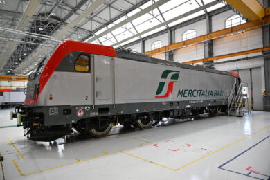 Polo Logistica FS consegna da Alstom la prima locomotiva Traxx Universal DC