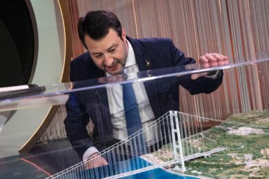 Stretto di Messina vuole altri 4 mesi. M5s: “Salvini peggio di ingegner Cane”