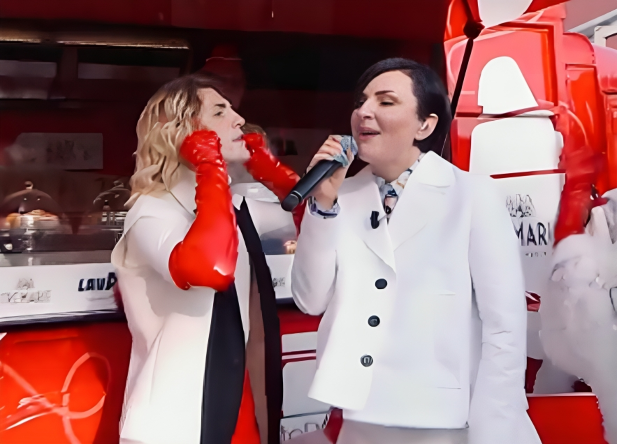 Arisa, caduta epica a Viva Rai2. Tutta colpa della scenografia… VIDEO
