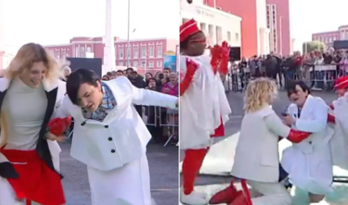 Arisa, caduta epica a Viva Rai2. Tutta colpa della scenografia… VIDEO