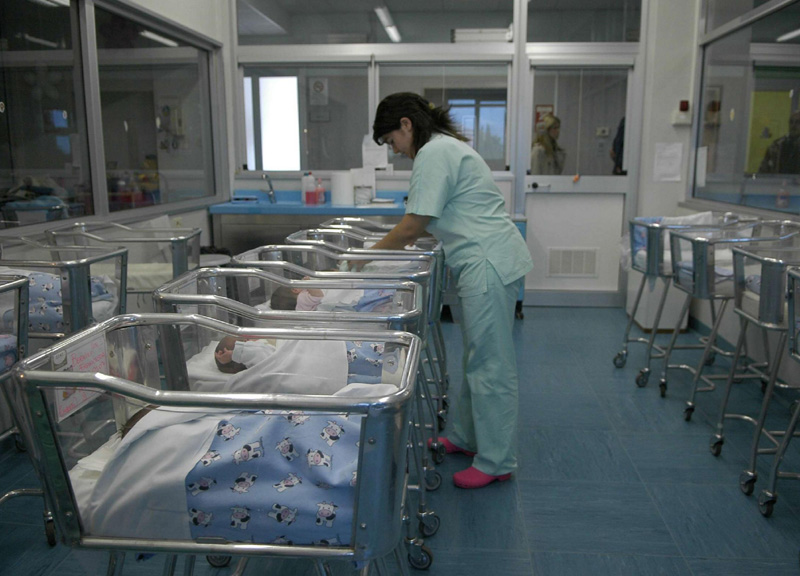 Culle vuote, cucce e divani pieni: natalità, 379 mila bimbi, 485 mila animali