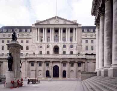 Inflazione alta, la Bank of England lascia i tassi invariati al 5,25%