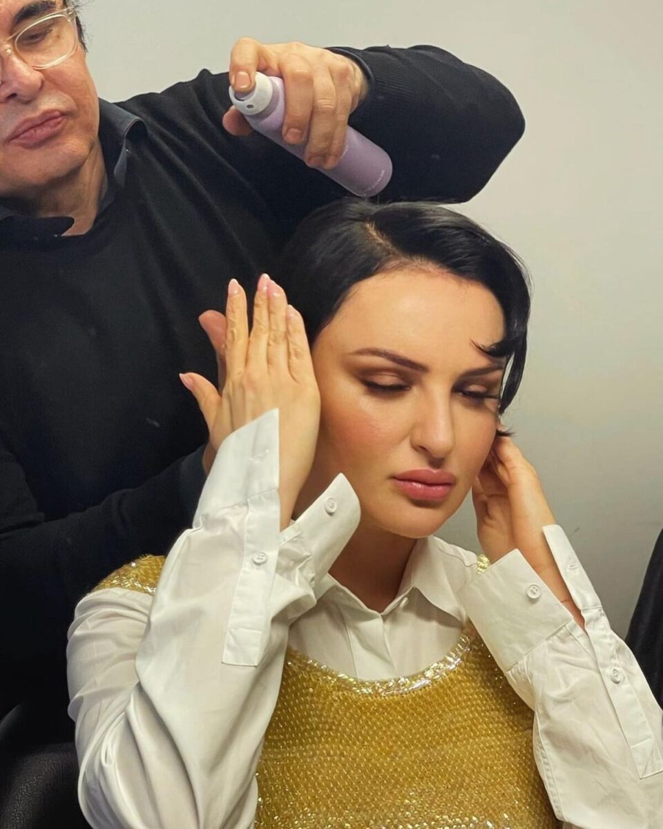 Arisa, caduta epica a Viva Rai2. Tutta colpa della scenografia… VIDEO
