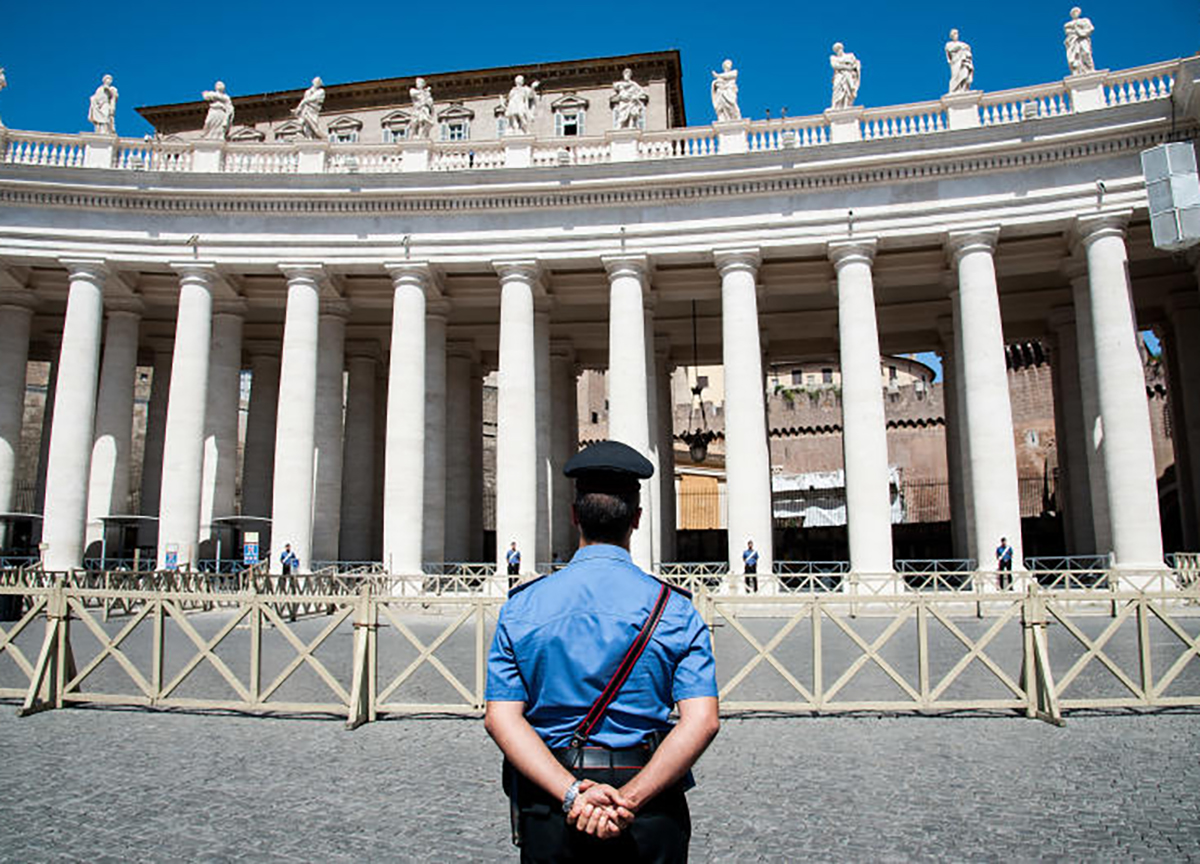 Armato di tre coltelli a San Pietro: americano espulso, era un ricercato Armato di tre coltelli a San Pietro: americano espulso, era un ricercato