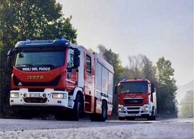 Camion con acido travolge auto, un morto e 7 intossicati