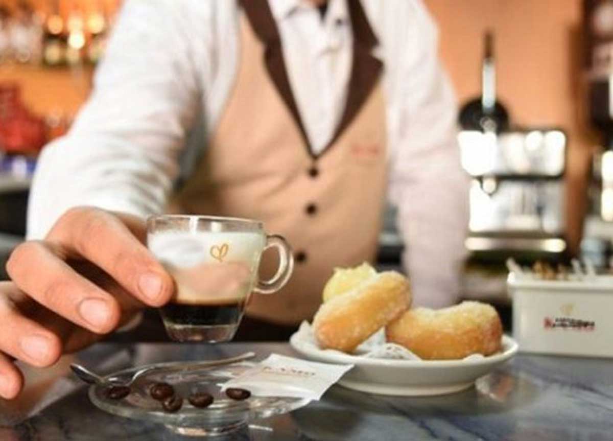 Caffè amarissimo per i clienti, volano i prezzi: in centro 1,50 euro a tazzina Caffè amarissimo per i clienti, volano i prezzi: in centro 1,50 euro a tazzina