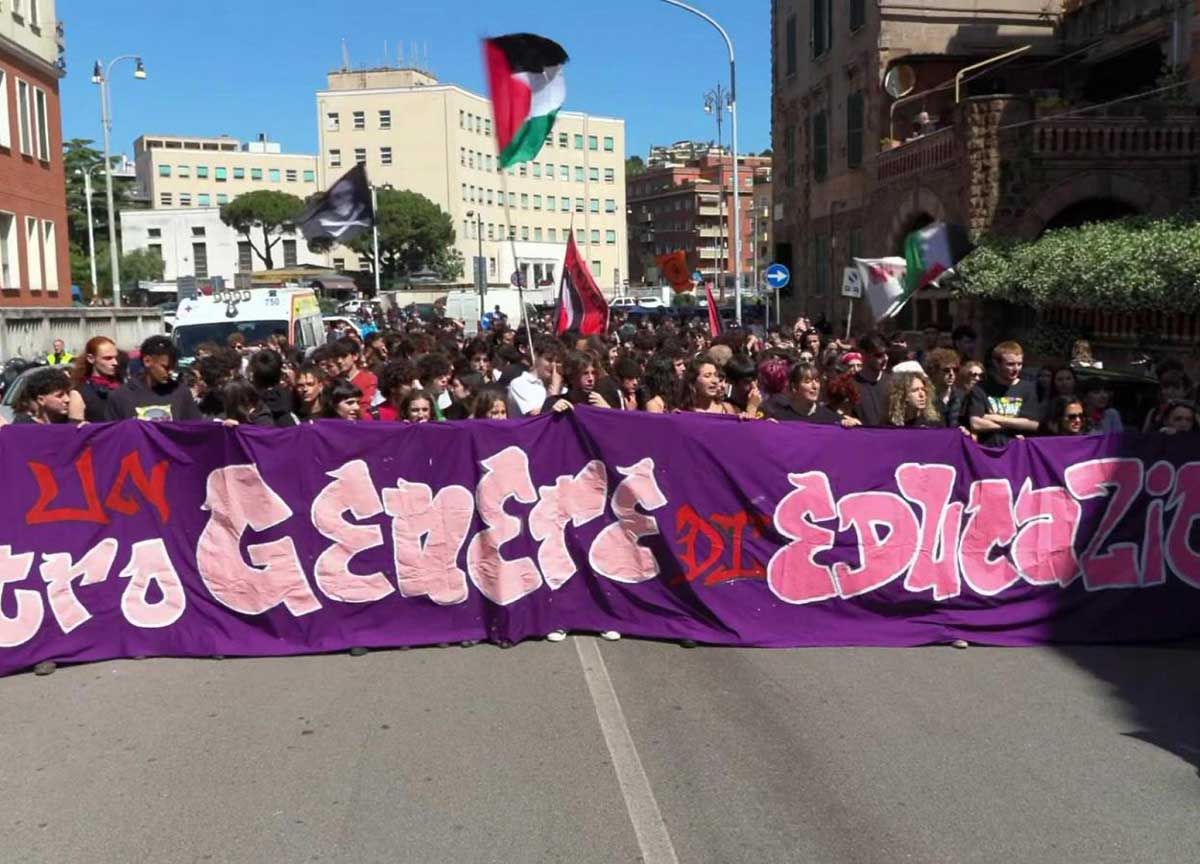 Natalità, corteo degli studenti contro gli Stati generali: scontri e cariche Natalità, corteo degli studenti contro gli Stati generali: scontri e cariche