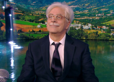 Crozza/Razzi difende Toti: ‘Politici che scambiano voti per fiches al casinò non fanno niente di male!’