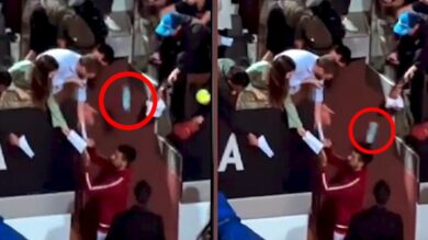 Djokovic ferito alla testa da una borraccia, il tennista si accascia per terra. VIDEO