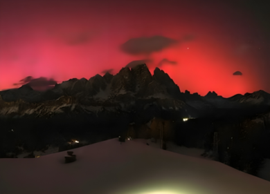 Spettacolo dell’aurora boreale: il cielo tinto di viola anche sulle Dolomiti