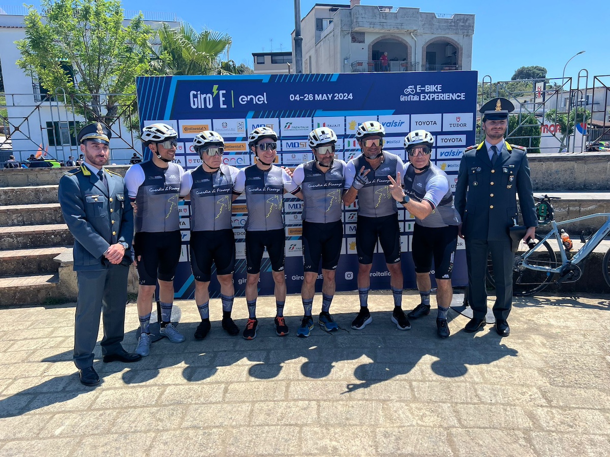 La Guardia di Finanza partecipa alla nona tappa del Giro-E d’Italia a Napoli