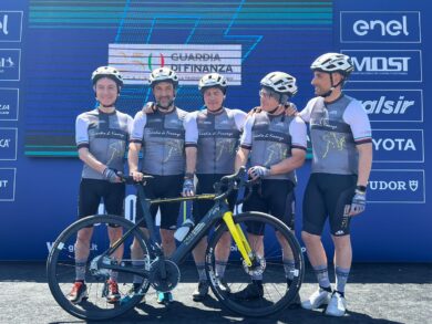 La Guardia di Finanza partecipa alla nona tappa del Giro-E d’Italia a Napoli