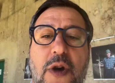 Salvini, incidente in diretta social: la live interrotta da… un tatuatore