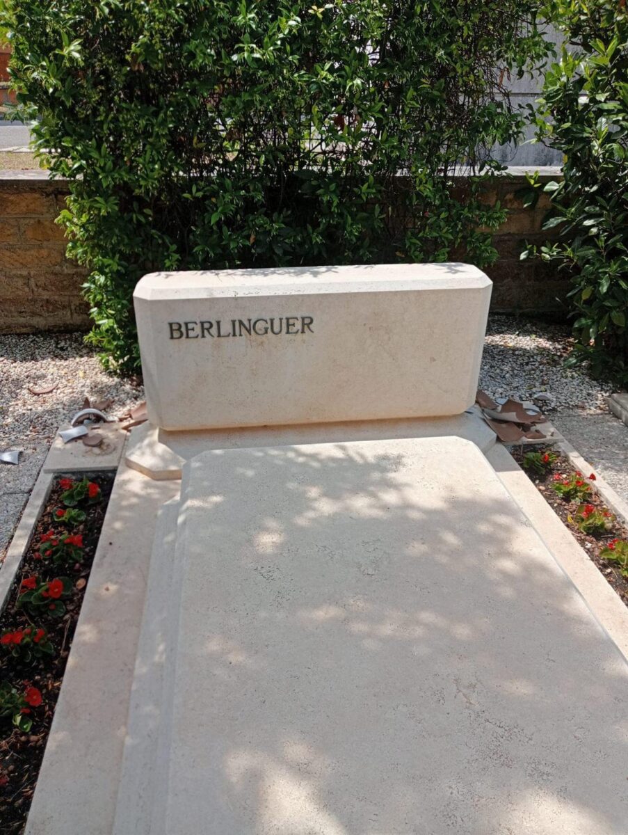Vandalizzata la tomba di Enrico Berlinguer: oltraggio al cimitero Flaminio