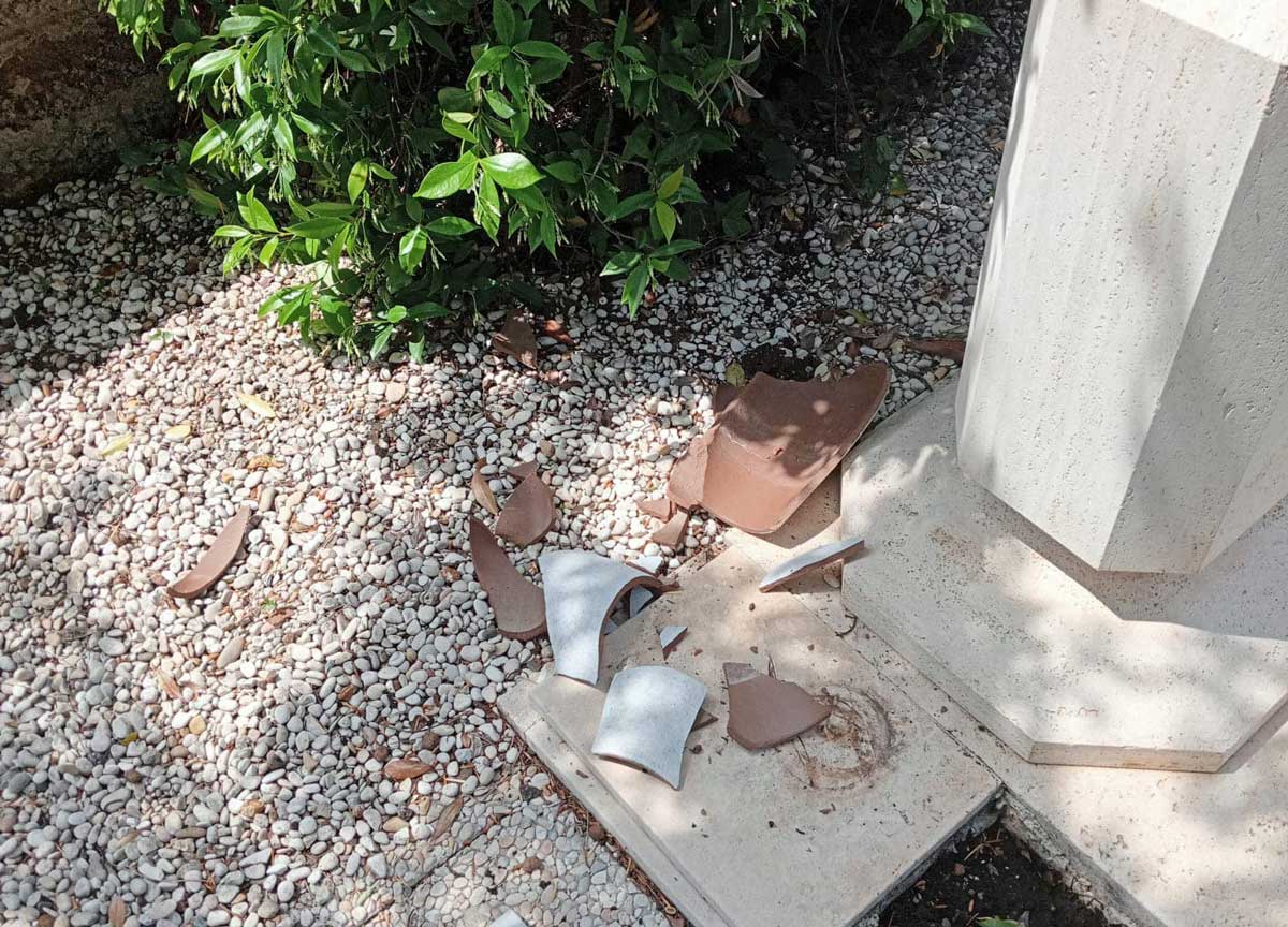 Vandalizzata la tomba di Enrico Berlinguer: oltraggio al cimitero Flaminio