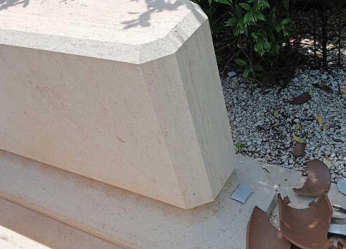 Vandalizzata la tomba di Enrico Berlinguer: oltraggio al cimitero Flaminio