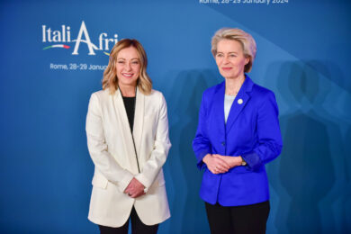 Studenti protestano contro Von Der Leyen buttandosi a terra davanti la scorta