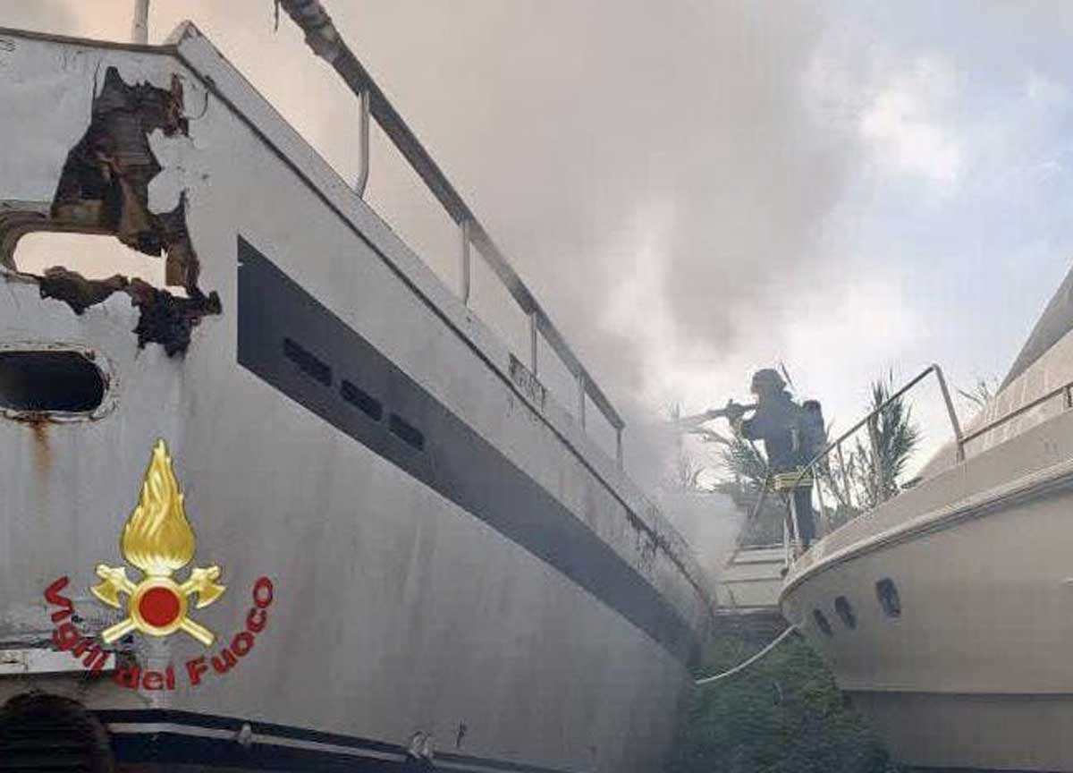 Fiumicino, rogo di yacht in cantiere nautico: 4 barche distrutte dalle fiamme Fiumicino, rogo di yacht in cantiere nautico: 4 barche distrutte dalle fiamme