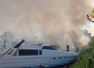 Fiumicino, rogo di yacht in cantiere nautico: 4 barche distrutte dalle fiamme
