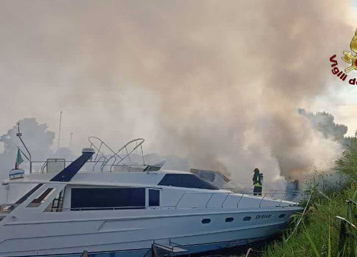 Fiumicino, rogo di yacht in cantiere nautico: 4 barche distrutte dalle fiamme Fiumicino, rogo di yacht in cantiere nautico: 4 barche distrutte dalle fiamme