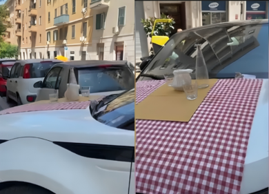 Parcheggia il Suv davanti al ristorante: i passanti gli apparecchiano sul cofano