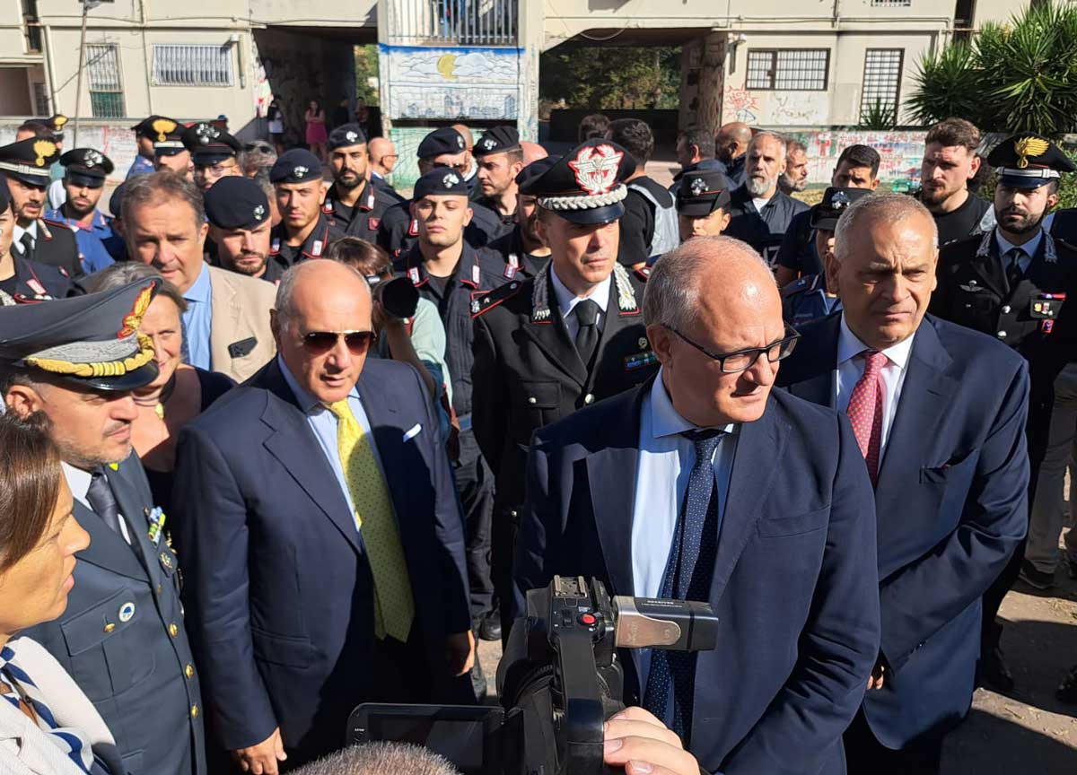 Tor Bella Monaca, minacce a Gualtieri: “Mettiti il giubbotto antiproiettile” Tor Bella Monaca, minacce a Gualtieri: “Mettiti il giubbotto antiproiettile”