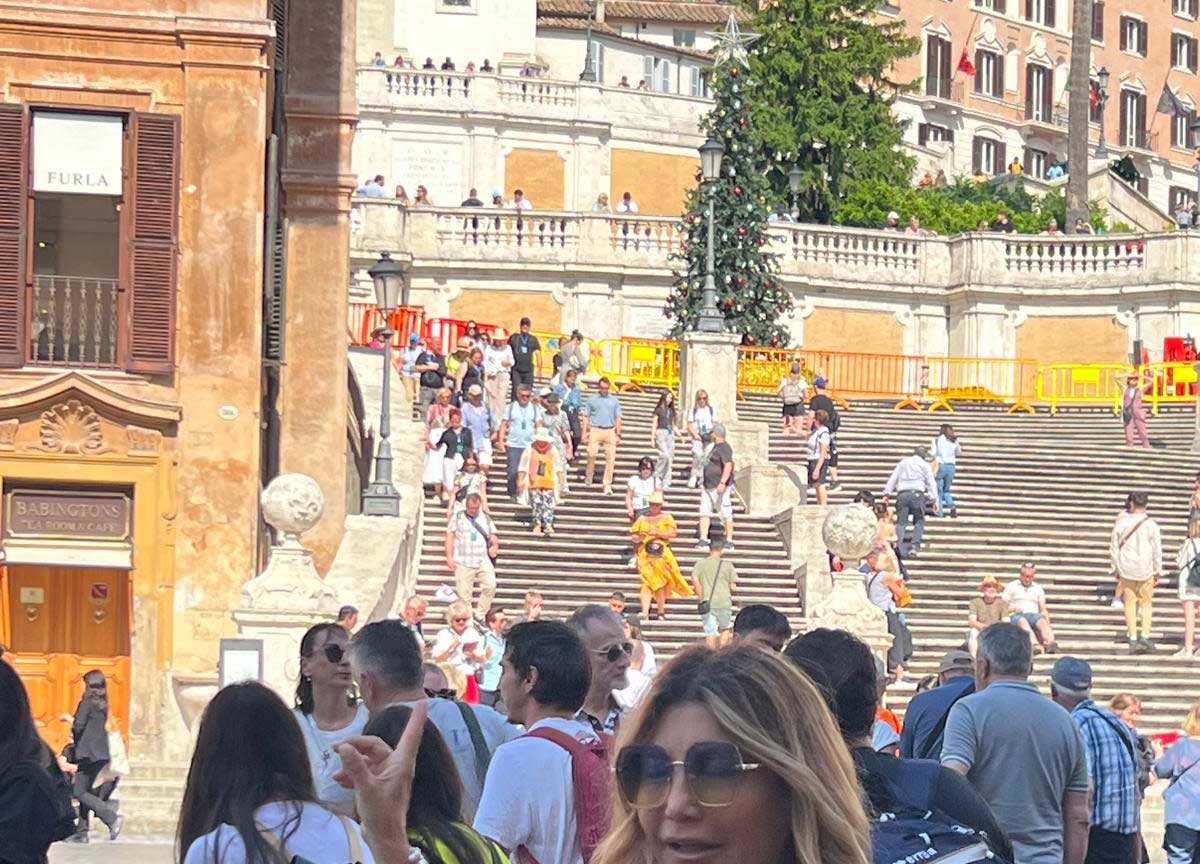 A Roma è già dicembre, a piazza di Spagna spunta un maxi albero di Natale