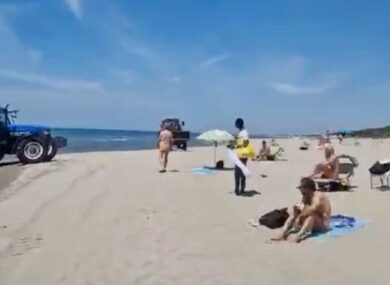 Ostia, tintarella al gasolio: trattori in slalom tra nudisti al sole, proteste