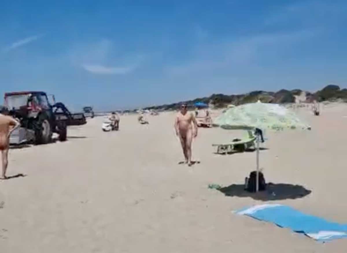 Ostia, tintarella al gasolio: trattori in slalom tra nudisti al sole, proteste